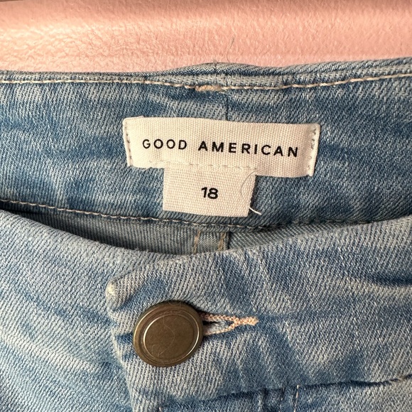 Good American Good Legs Straight Jeans - Picture 9 of 9